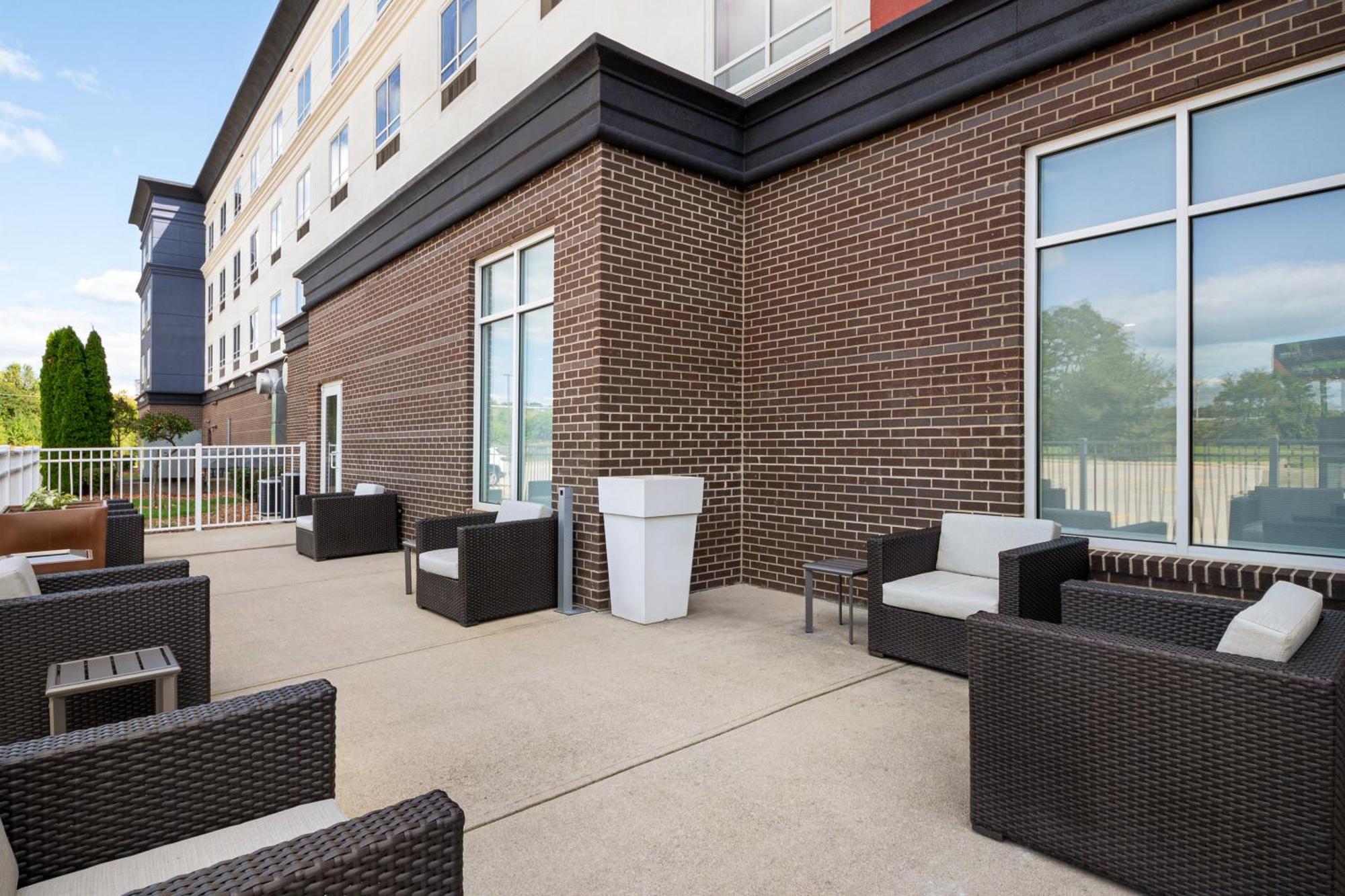 Holiday Inn Express Richmond By Ihg Exterior foto